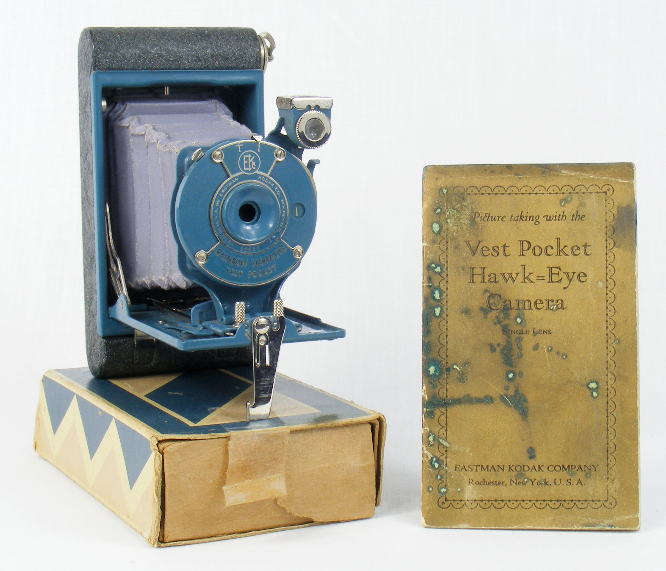 Image of Rainbow Hawk-Eye Vest Pocket camera, box and booklet